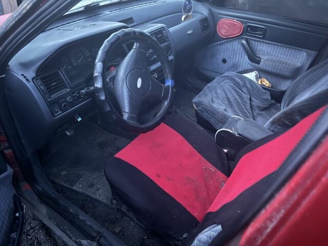 Красный Форд Эскорт, объемом двигателя 1.6 л и пробегом 400 тыс. км за 600 $, фото 1 на Automoto.ua