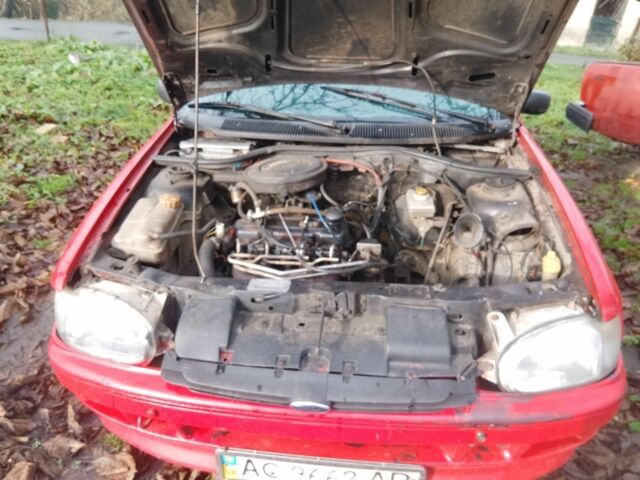 Красный Форд Эскорт, объемом двигателя 1 л и пробегом 120 тыс. км за 650 $, фото 1 на Automoto.ua