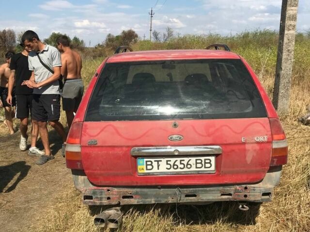 Красный Форд Эскорт, объемом двигателя 1.4 л и пробегом 68 тыс. км за 628 $, фото 3 на Automoto.ua