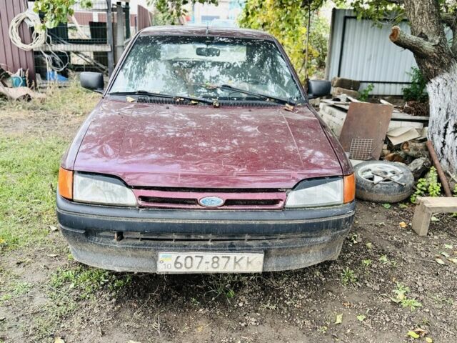 Красный Форд Эскорт, объемом двигателя 1.8 л и пробегом 111 тыс. км за 600 $, фото 3 на Automoto.ua