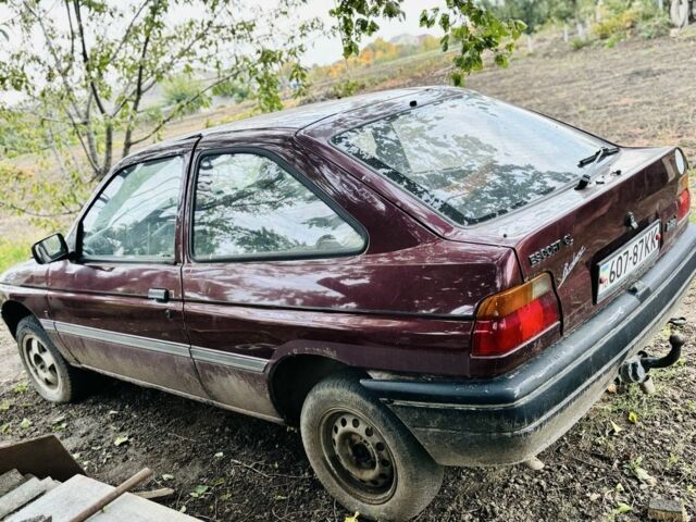 Красный Форд Эскорт, объемом двигателя 1.8 л и пробегом 111 тыс. км за 600 $, фото 2 на Automoto.ua