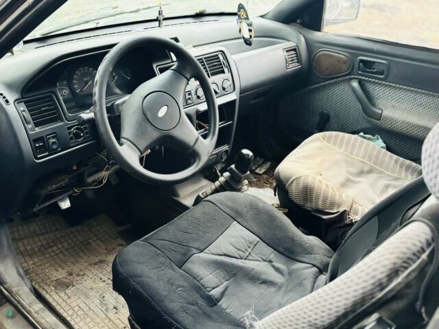 Красный Форд Эскорт, объемом двигателя 1.8 л и пробегом 111 тыс. км за 600 $, фото 6 на Automoto.ua