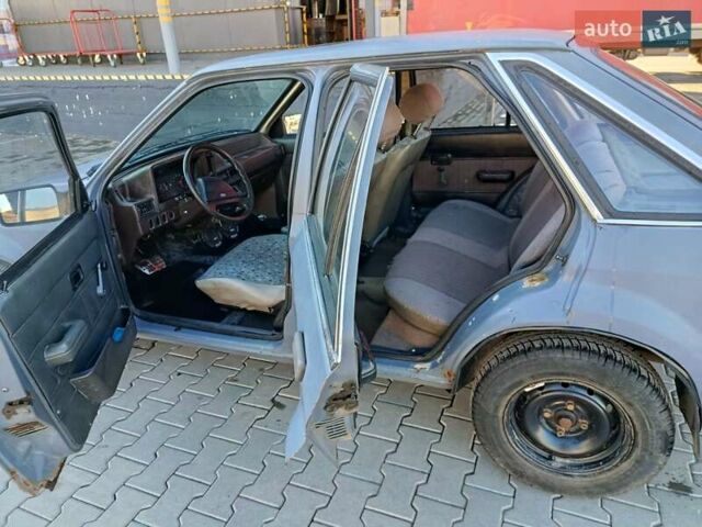 Серый Форд Эскорт, объемом двигателя 1.6 л и пробегом 320 тыс. км за 1500 $, фото 6 на Automoto.ua