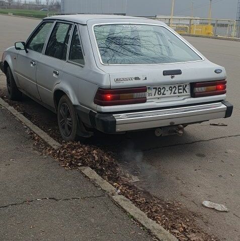 Серый Форд Эскорт, объемом двигателя 1.6 л и пробегом 435 тыс. км за 559 $, фото 3 на Automoto.ua