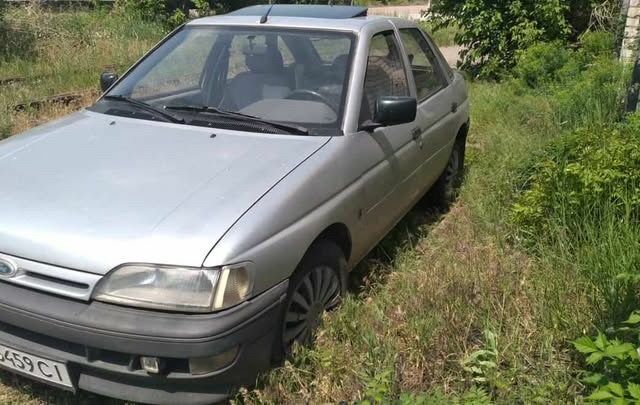 Серый Форд Эскорт, объемом двигателя 1.6 л и пробегом 200 тыс. км за 500 $, фото 3 на Automoto.ua