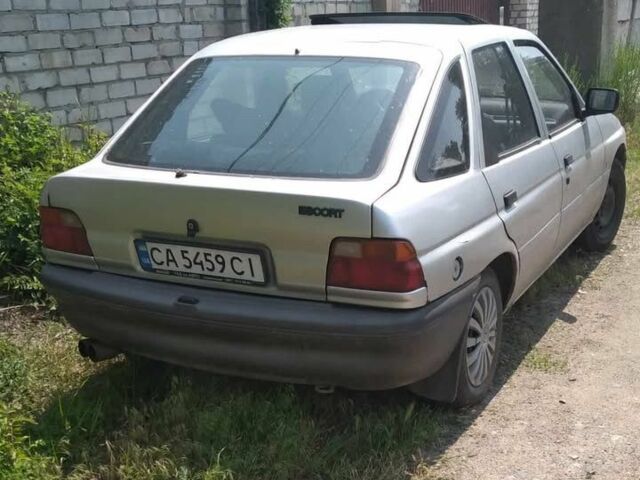 Серый Форд Эскорт, объемом двигателя 1.6 л и пробегом 200 тыс. км за 500 $, фото 1 на Automoto.ua