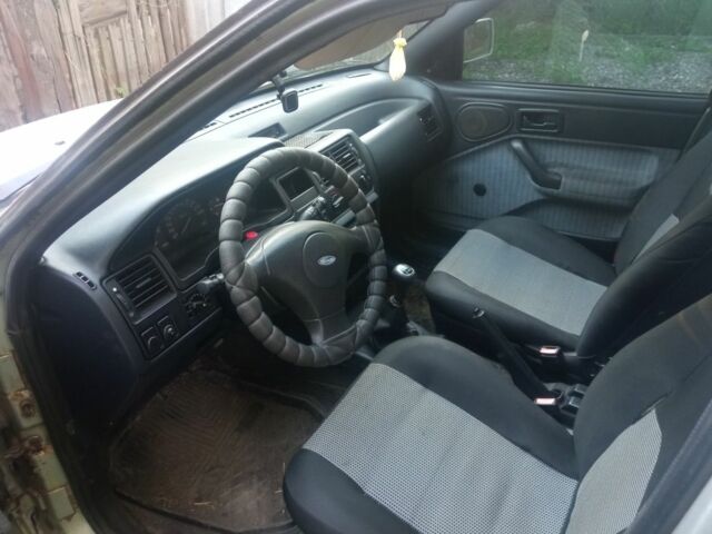 Серый Форд Эскорт, объемом двигателя 1.4 л и пробегом 300 тыс. км за 712 $, фото 7 на Automoto.ua