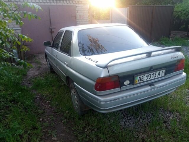 Серый Форд Эскорт, объемом двигателя 1.4 л и пробегом 300 тыс. км за 712 $, фото 3 на Automoto.ua