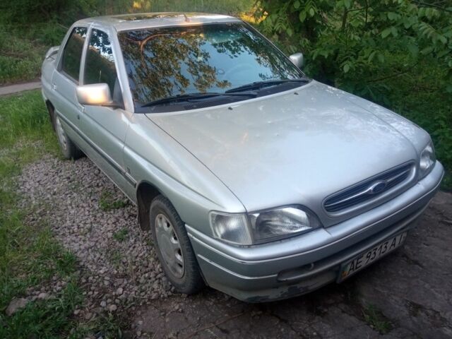 Серый Форд Эскорт, объемом двигателя 1.4 л и пробегом 300 тыс. км за 712 $, фото 1 на Automoto.ua