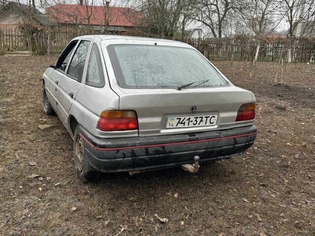 Серый Форд Эскорт, объемом двигателя 1.3 л и пробегом 67 тыс. км за 350 $, фото 1 на Automoto.ua