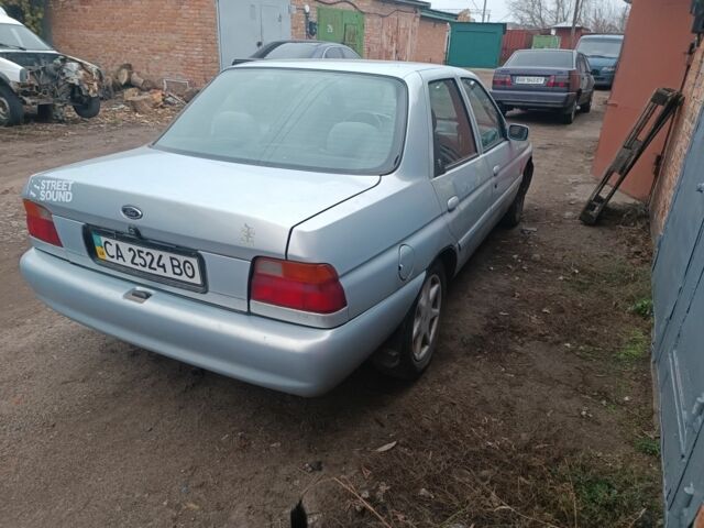 Серый Форд Эскорт, объемом двигателя 1.6 л и пробегом 300 тыс. км за 1200 $, фото 2 на Automoto.ua