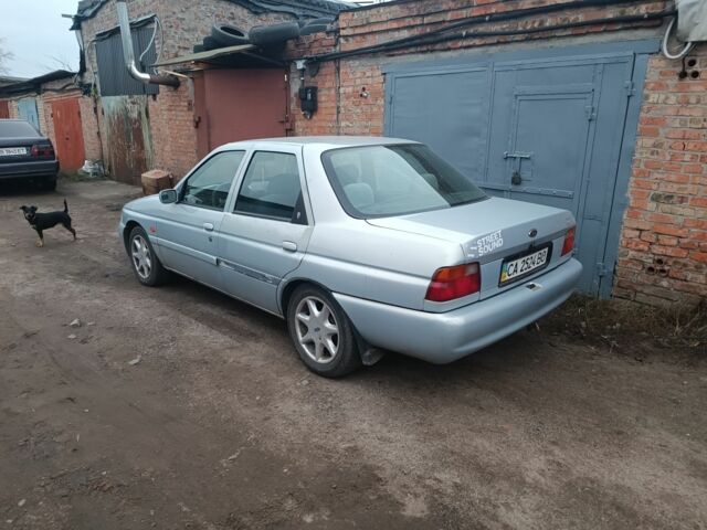 Серый Форд Эскорт, объемом двигателя 1.6 л и пробегом 300 тыс. км за 1200 $, фото 1 на Automoto.ua