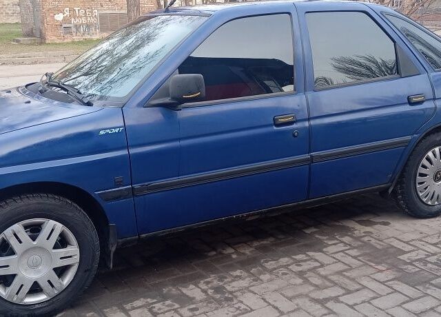 Синий Форд Эскорт, объемом двигателя 1.3 л и пробегом 300 тыс. км за 1300 $, фото 3 на Automoto.ua