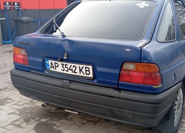 Синий Форд Эскорт, объемом двигателя 1.3 л и пробегом 300 тыс. км за 1300 $, фото 2 на Automoto.ua
