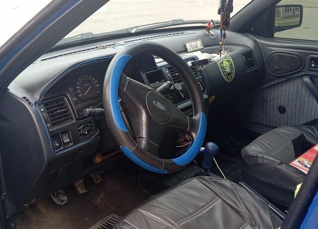 Синий Форд Эскорт, объемом двигателя 1.3 л и пробегом 300 тыс. км за 1300 $, фото 6 на Automoto.ua