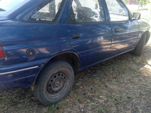 Синий Форд Эскорт, объемом двигателя 1 л и пробегом 200 тыс. км за 700 $, фото 5 на Automoto.ua