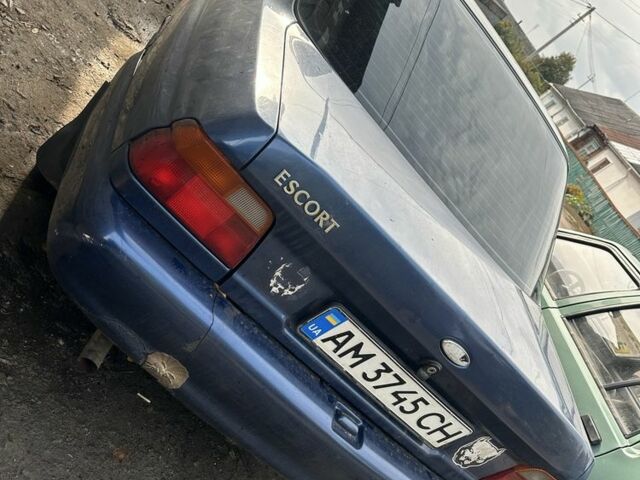 Синий Форд Эскорт, объемом двигателя 1.8 л и пробегом 256 тыс. км за 700 $, фото 1 на Automoto.ua