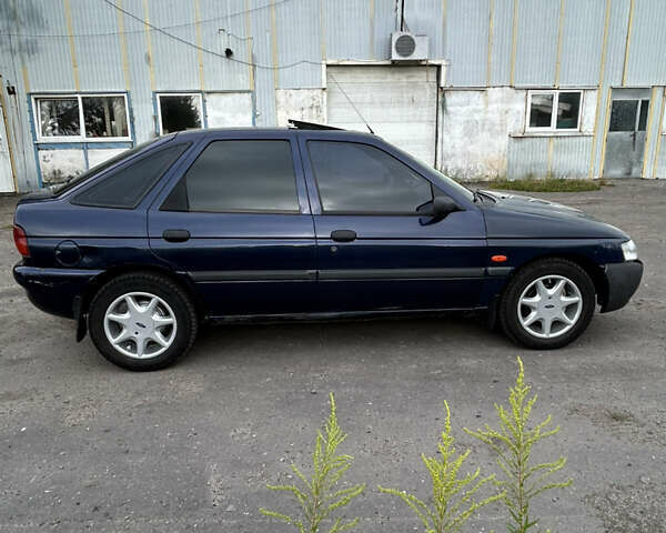 Синий Форд Эскорт, объемом двигателя 1.6 л и пробегом 62 тыс. км за 1500 $, фото 6 на Automoto.ua