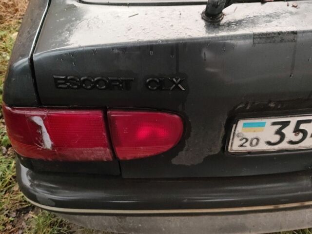 Зеленый Форд Эскорт, объемом двигателя 0 л и пробегом 999 тыс. км за 378 $, фото 3 на Automoto.ua