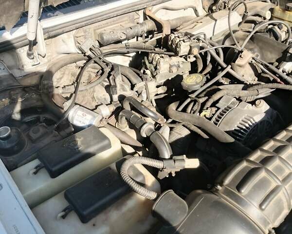 Білий Форд Експлорер, об'ємом двигуна 4 л та пробігом 234 тис. км за 5700 $, фото 17 на Automoto.ua