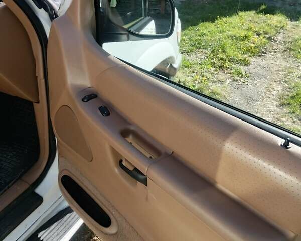 Білий Форд Експлорер, об'ємом двигуна 4 л та пробігом 234 тис. км за 5700 $, фото 9 на Automoto.ua