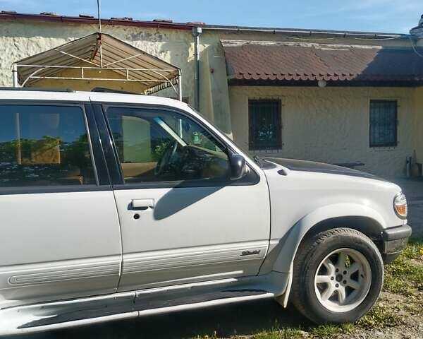 Білий Форд Експлорер, об'ємом двигуна 4 л та пробігом 234 тис. км за 5700 $, фото 4 на Automoto.ua