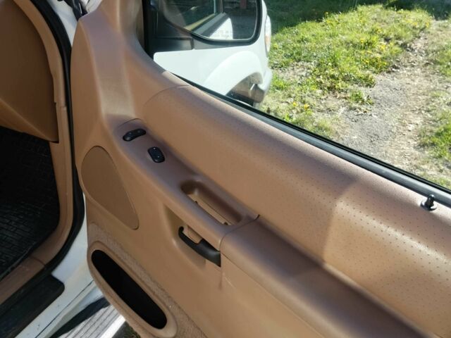 Белый Форд Эксплорер, объемом двигателя 4 л и пробегом 234 тыс. км за 4800 $, фото 7 на Automoto.ua