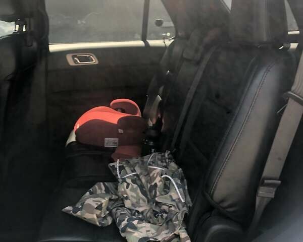 Белый Форд Эксплорер, объемом двигателя 3.5 л и пробегом 217 тыс. км за 15200 $, фото 7 на Automoto.ua