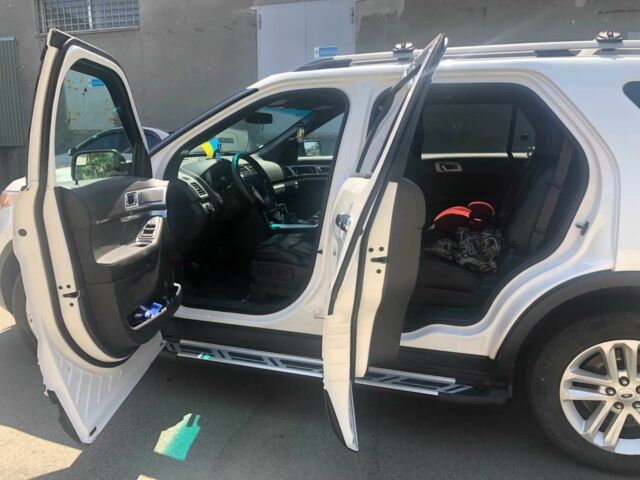 Белый Форд Эксплорер, объемом двигателя 3.5 л и пробегом 239 тыс. км за 15200 $, фото 5 на Automoto.ua