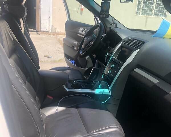 Белый Форд Эксплорер, объемом двигателя 3.5 л и пробегом 217 тыс. км за 15200 $, фото 8 на Automoto.ua