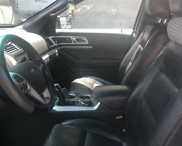 Белый Форд Эксплорер, объемом двигателя 3.5 л и пробегом 217 тыс. км за 15200 $, фото 6 на Automoto.ua