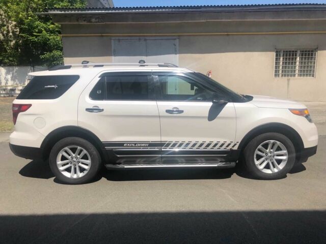 Белый Форд Эксплорер, объемом двигателя 3.5 л и пробегом 239 тыс. км за 15200 $, фото 3 на Automoto.ua