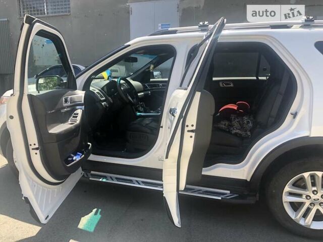 Белый Форд Эксплорер, объемом двигателя 3.5 л и пробегом 217 тыс. км за 15200 $, фото 5 на Automoto.ua