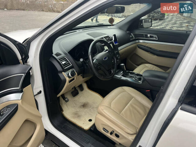 Белый Форд Эксплорер, объемом двигателя 3.5 л и пробегом 180 тыс. км за 17900 $, фото 4 на Automoto.ua