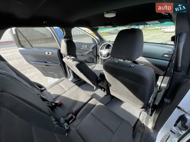 Белый Форд Эксплорер, объемом двигателя 3.72 л и пробегом 128 тыс. км за 16500 $, фото 5 на Automoto.ua