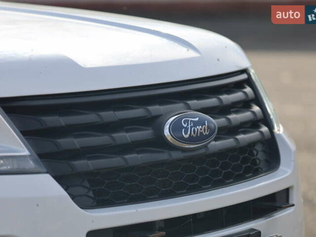 Белый Форд Эксплорер, объемом двигателя 3.72 л и пробегом 128 тыс. км за 16500 $, фото 10 на Automoto.ua