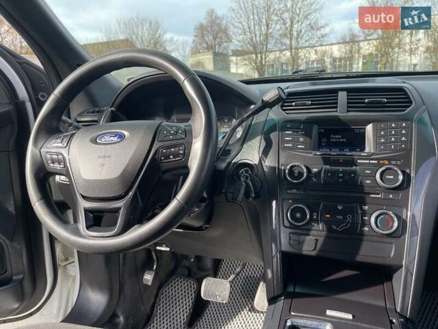 Белый Форд Эксплорер, объемом двигателя 3.72 л и пробегом 128 тыс. км за 16500 $, фото 4 на Automoto.ua