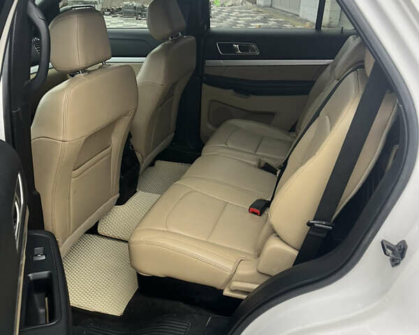 Белый Форд Эксплорер, объемом двигателя 3.5 л и пробегом 180 тыс. км за 17900 $, фото 6 на Automoto.ua