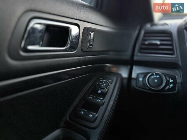 Белый Форд Эксплорер, объемом двигателя 3.7 л и пробегом 153 тыс. км за 12990 $, фото 13 на Automoto.ua