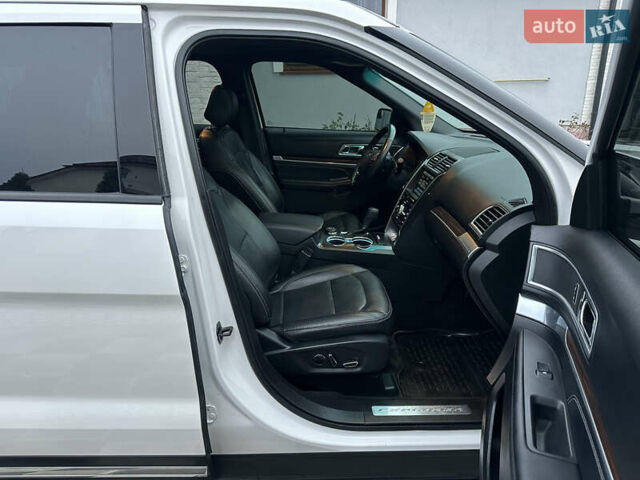 Білий Форд Експлорер, об'ємом двигуна 2.3 л та пробігом 148 тис. км за 16000 $, фото 59 на Automoto.ua