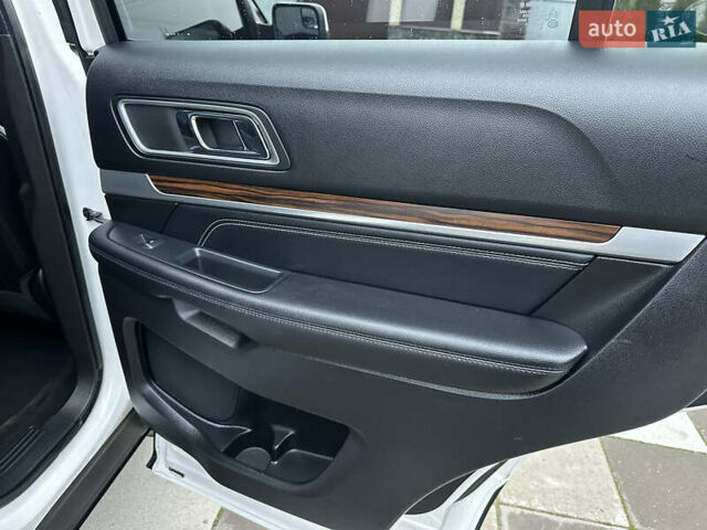 Білий Форд Експлорер, об'ємом двигуна 2.3 л та пробігом 148 тис. км за 16000 $, фото 50 на Automoto.ua