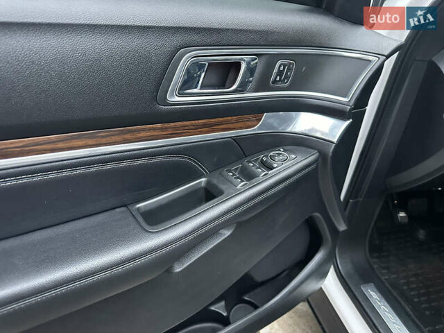 Білий Форд Експлорер, об'ємом двигуна 2.3 л та пробігом 148 тис. км за 16000 $, фото 23 на Automoto.ua