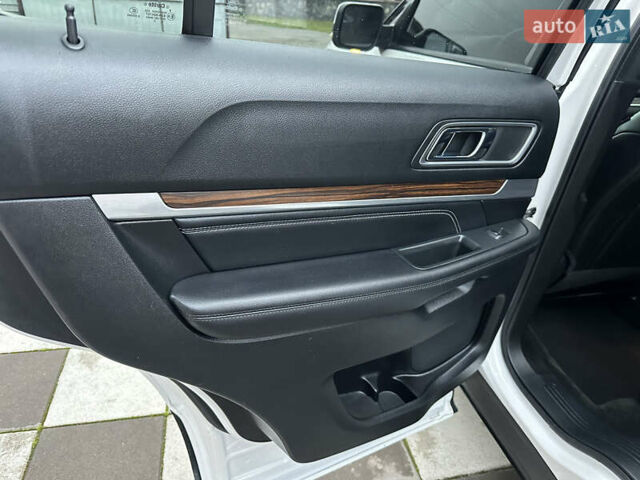 Білий Форд Експлорер, об'ємом двигуна 2.3 л та пробігом 148 тис. км за 16000 $, фото 31 на Automoto.ua