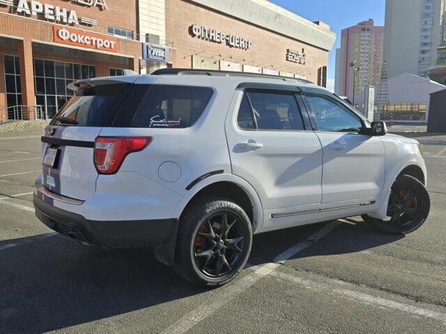 Білий Форд Експлорер, об'ємом двигуна 2.3 л та пробігом 417 тис. км за 15700 $, фото 9 на Automoto.ua