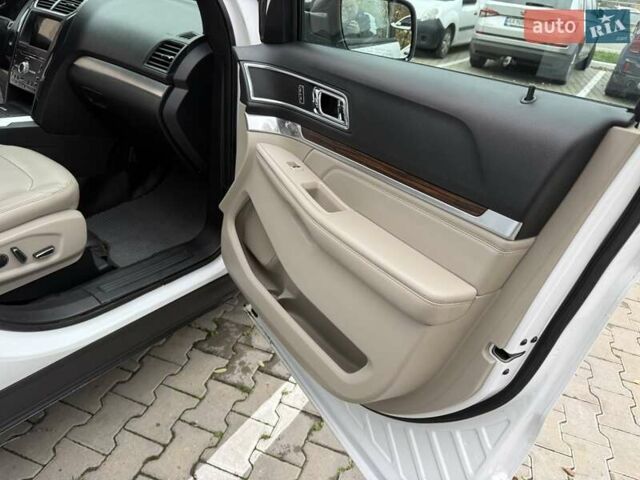 Білий Форд Експлорер, об'ємом двигуна 3.5 л та пробігом 195 тис. км за 12900 $, фото 34 на Automoto.ua