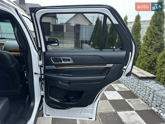 Білий Форд Експлорер, об'ємом двигуна 2.3 л та пробігом 148 тис. км за 16000 $, фото 49 на Automoto.ua