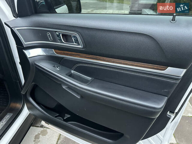 Білий Форд Експлорер, об'ємом двигуна 2.3 л та пробігом 148 тис. км за 16000 $, фото 58 на Automoto.ua