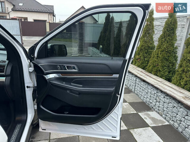 Білий Форд Експлорер, об'ємом двигуна 2.3 л та пробігом 148 тис. км за 16000 $, фото 57 на Automoto.ua