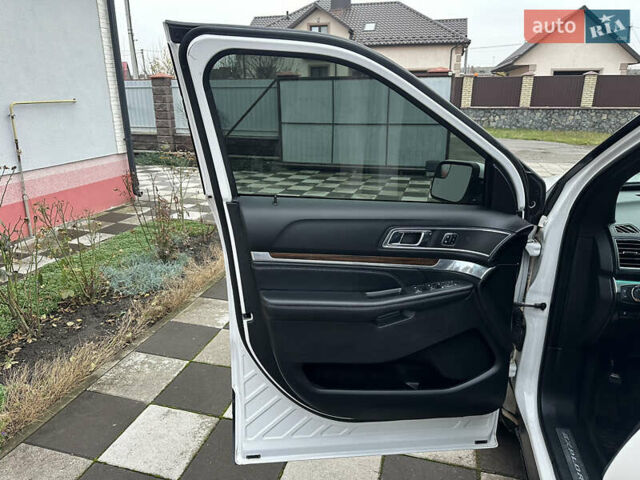 Білий Форд Експлорер, об'ємом двигуна 2.3 л та пробігом 148 тис. км за 16000 $, фото 22 на Automoto.ua