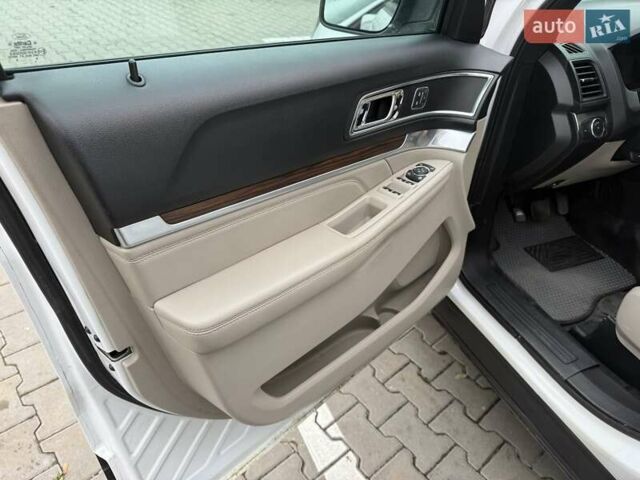 Білий Форд Експлорер, об'ємом двигуна 3.5 л та пробігом 195 тис. км за 12900 $, фото 25 на Automoto.ua